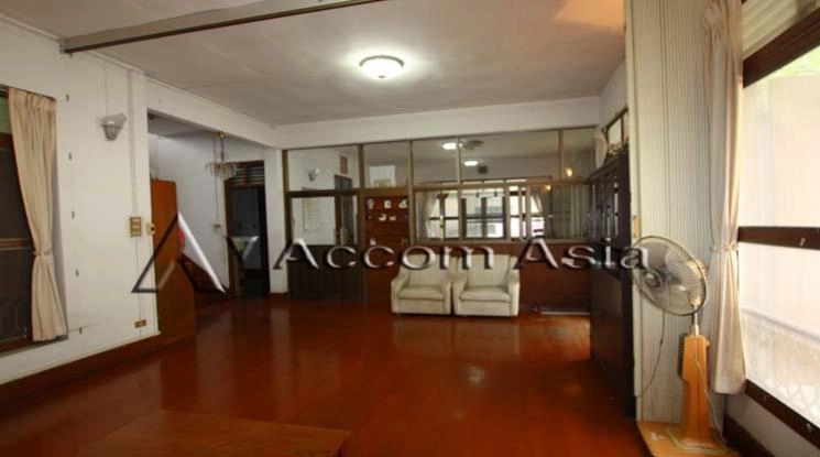 unitHome Office | Large garden house with classic Thai design and wood interiors (1718861)