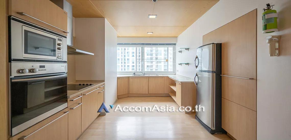  3 Bedrooms  Apartment For Rent in Sukhumvit, Bangkok  near BTS Thong Lo (1418969)