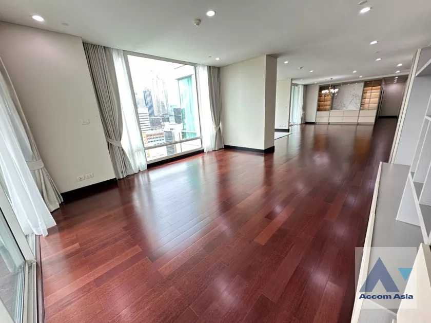unit 3 Bedrooms  Condominium For Rent in Ploenchit, Bangkok  near BTS Chitlom (1519060)
