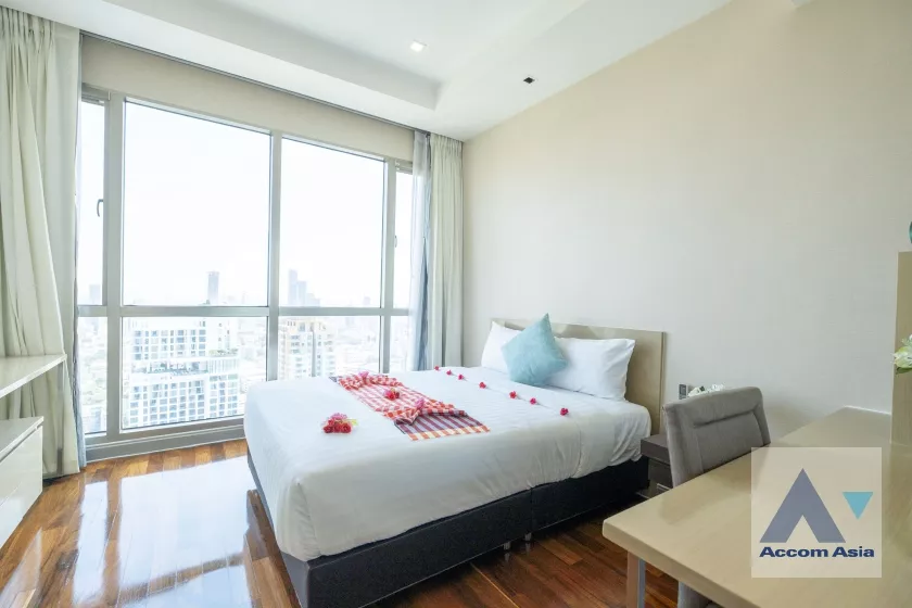 unit 4 Bedrooms  Apartment For Rent in Sukhumvit, Bangkok  near BTS Phrom Phong (1419069)