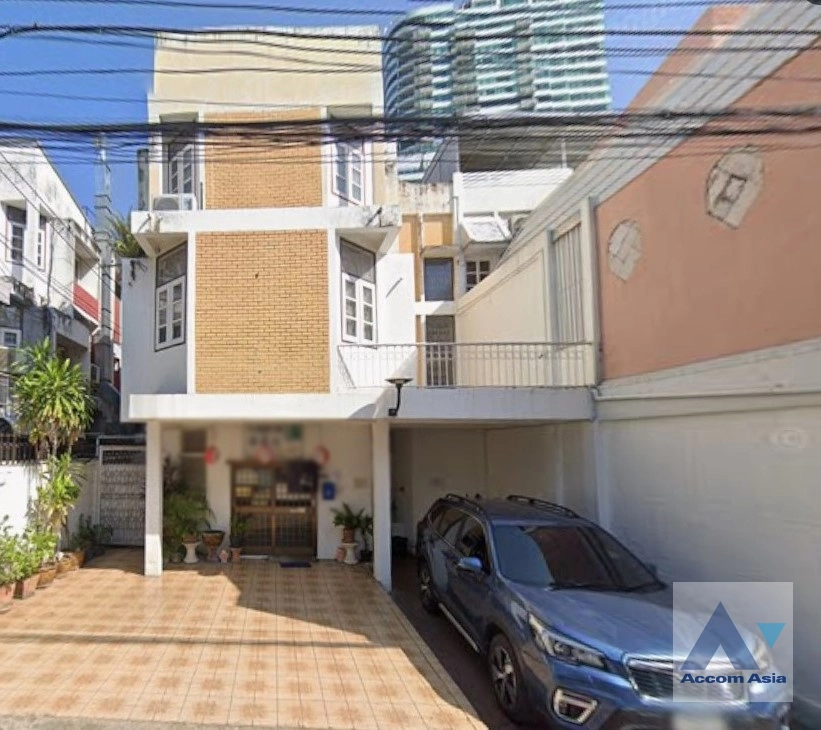 unit 4 Bedrooms  House For Rent in Sukhumvit, Bangkok  near BTS Thong Lo (40098)