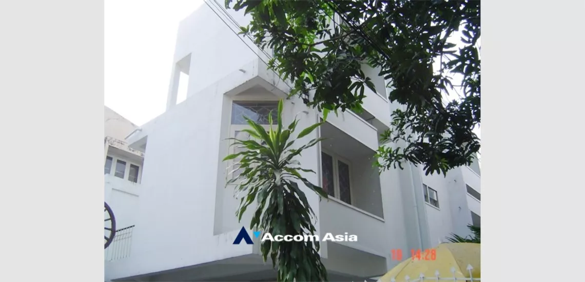  5 Bedrooms  Townhouse For Rent in Sukhumvit, Bangkok  near BTS Thong Lo (110163)