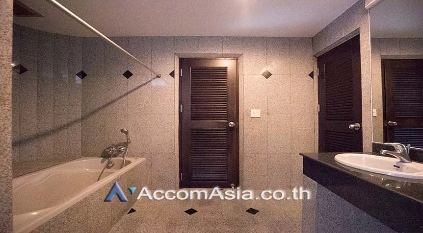  4 Bedrooms  Apartment For Rent in Sukhumvit, Bangkok  near BTS Ekkamai (1419350)