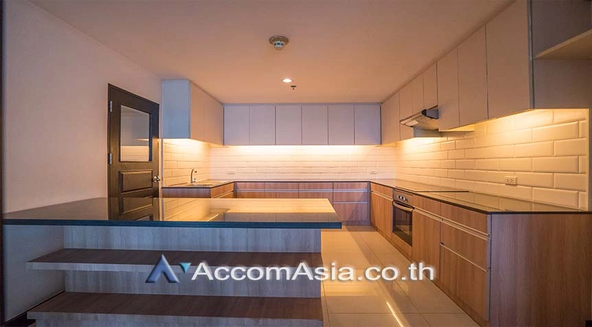 4  4 br Apartment For Rent in Sukhumvit ,Bangkok BTS Ekkamai at High-Rise Living with a Large Balcony Apartment in Ekkamai 1419350