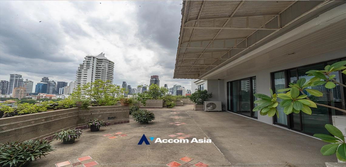 Huge Terrace |  High-Rise Living with a Large Balcony Apartment in Ekkamai Apartment  4 Bedroom for Rent BTS Ekkamai in Sukhumvit Bangkok