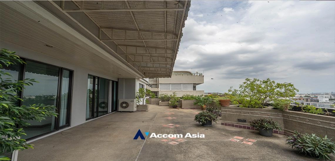  1  4 br Apartment For Rent in Sukhumvit ,Bangkok BTS Ekkamai at High-Rise Living with a Large Balcony Apartment in Ekkamai 1419351