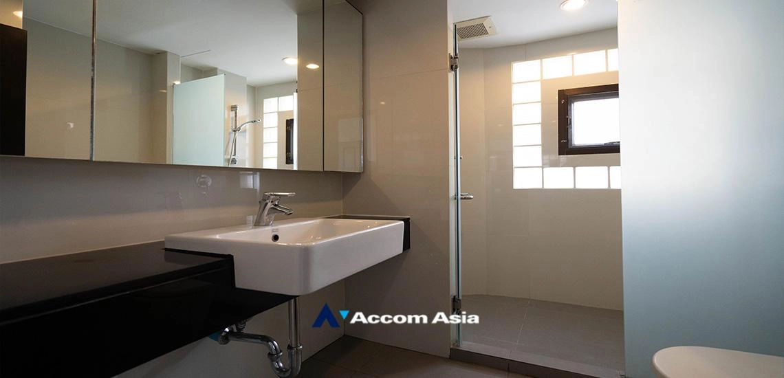 13  4 br Apartment For Rent in Sukhumvit ,Bangkok BTS Ekkamai at High-Rise Living with a Large Balcony Apartment in Ekkamai 1419351