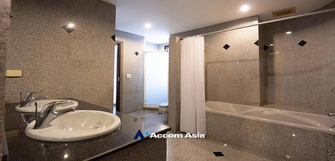 14  4 br Apartment For Rent in Sukhumvit ,Bangkok BTS Ekkamai at High-Rise Living with a Large Balcony Apartment in Ekkamai 1419351