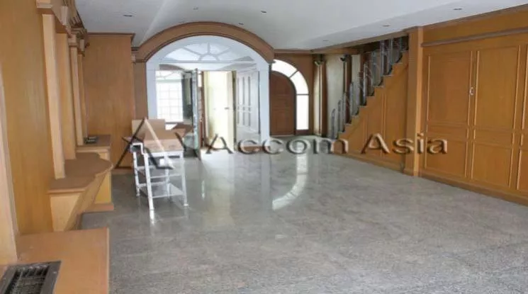 unit 6 Bedrooms  House For Rent & Sale in Sukhumvit, Bangkok  near BTS Thong Lo (2519499)