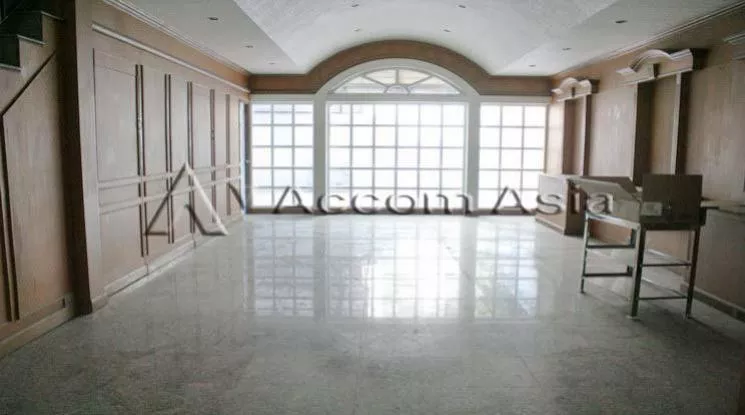 unit 6 Bedrooms  House For Rent & Sale in Sukhumvit, Bangkok  near BTS Thong Lo (2519499)