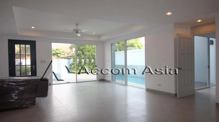 Private Swimming Pool |  3 Bedrooms  House For Rent in Ratchadapisek, Bangkok  near MRT Thailand Cultural Center (1819620)