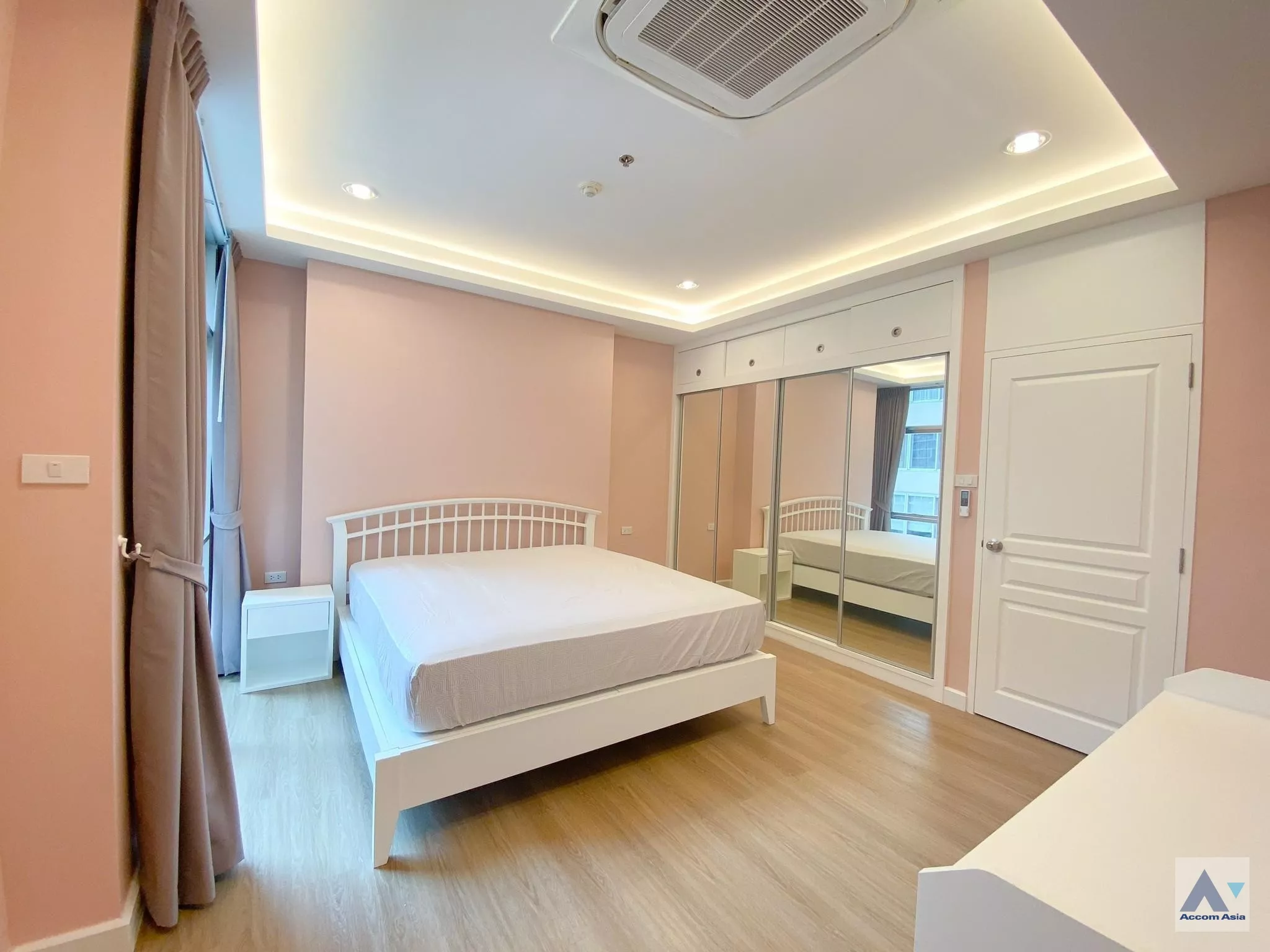 Pet friendly |  2 Bedrooms  Condominium For Rent in Ploenchit, Bangkok  near BTS Chitlom (1519717)