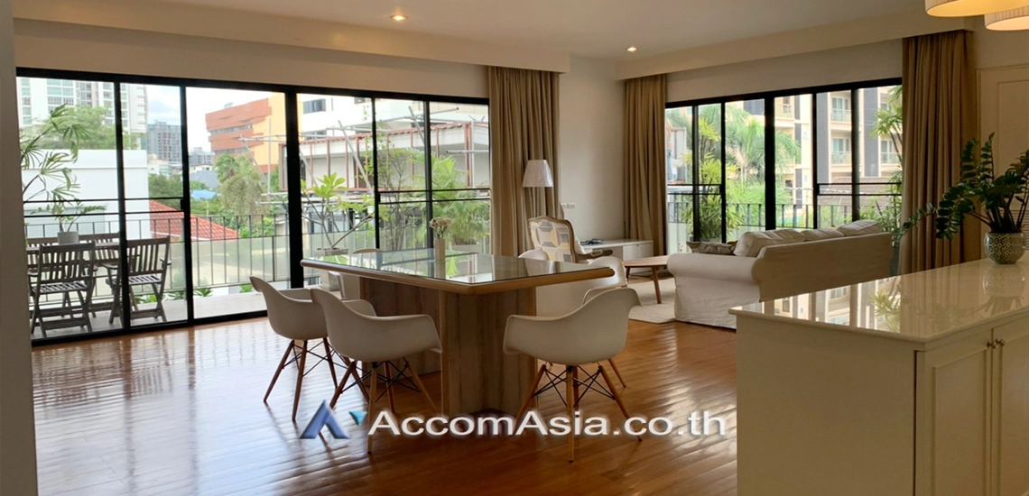  3 Bedrooms  Apartment For Rent in Sukhumvit, Bangkok  near BTS Ekkamai (1419725)