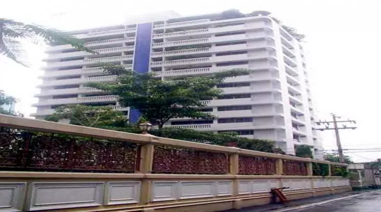 8  3 br Apartment For Rent in Sukhumvit ,Bangkok BTS Asok - MRT Sukhumvit at Family Apartment with Lake View 1003001