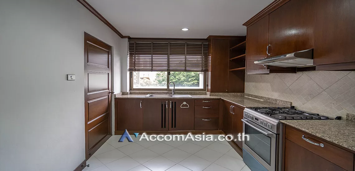  3 Bedrooms  Apartment For Rent in Sukhumvit, Bangkok  near BTS Ekkamai (1420066)
