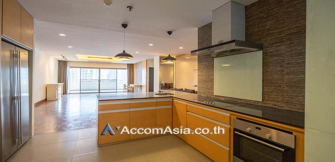 unitExpansive condo with classic wooden flooring in Sukhumvit (1520152)