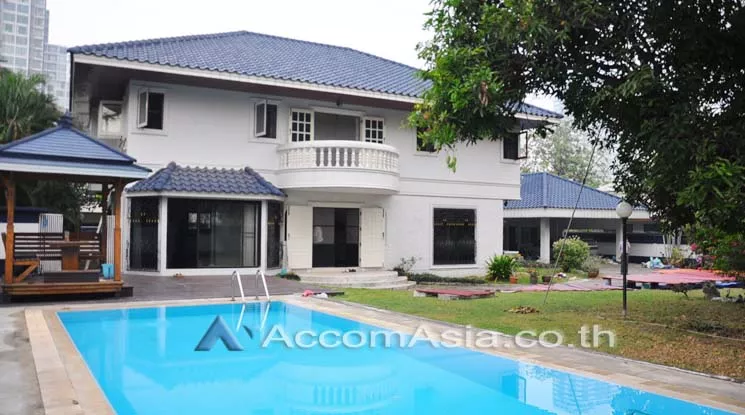 Private Swimming Pool |  4 Bedrooms  House For Rent in Sukhumvit, Bangkok  near BTS Ekkamai (100069)
