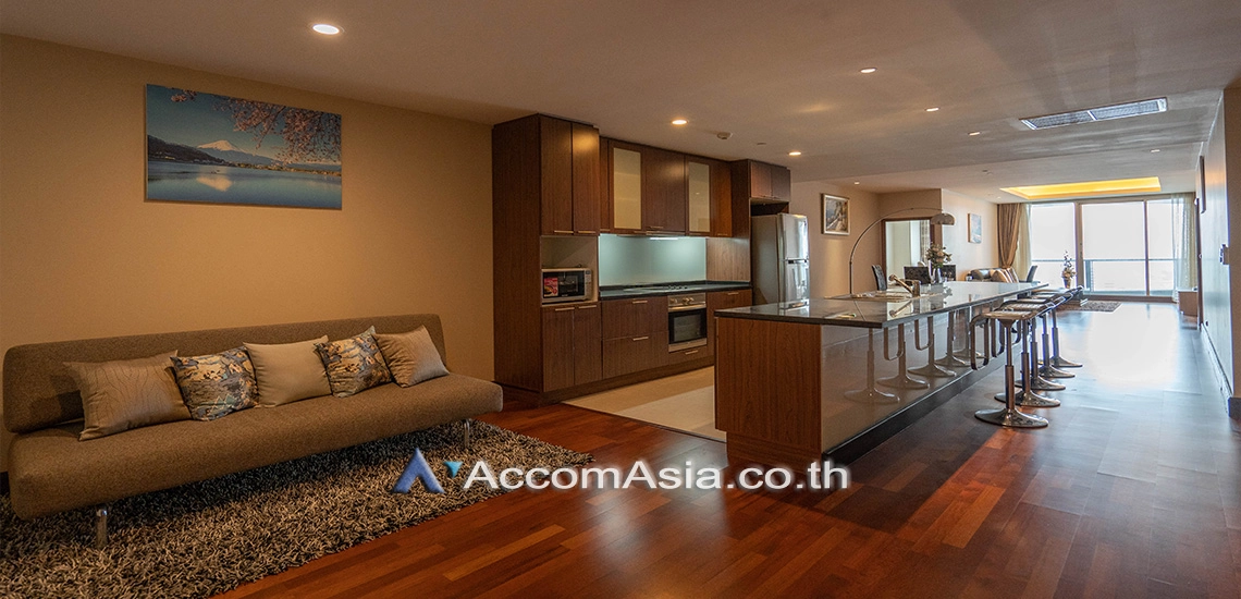unitModern condo with skyline view and classic interior (1520456)