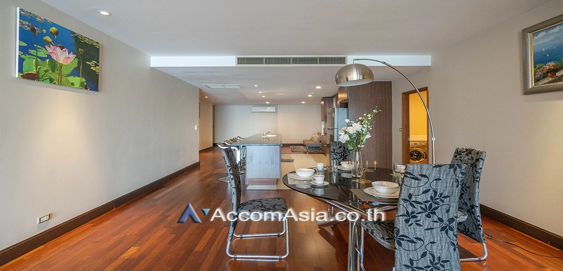 unitModern condo with skyline view and classic interior (1520456)