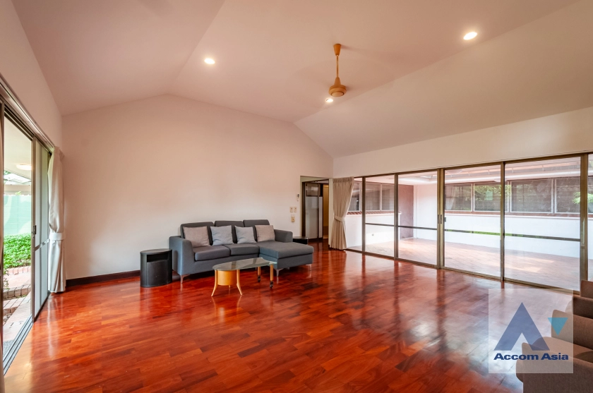 unit 3 Bedrooms  House For Rent & Sale in Sukhumvit, Bangkok  near BTS Thong Lo (1720459)