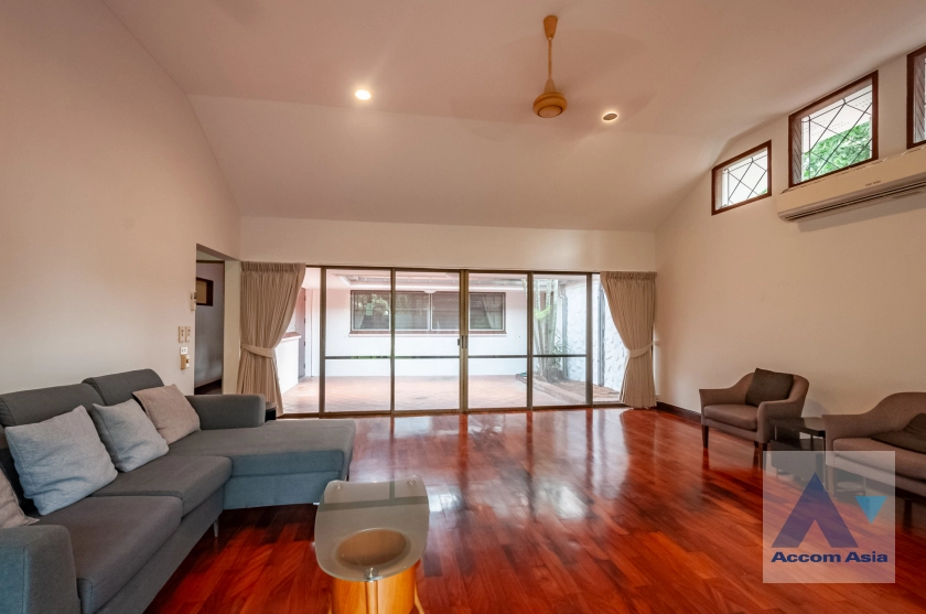 unit 3 Bedrooms  House For Rent & Sale in Sukhumvit, Bangkok  near BTS Thong Lo (1720459)