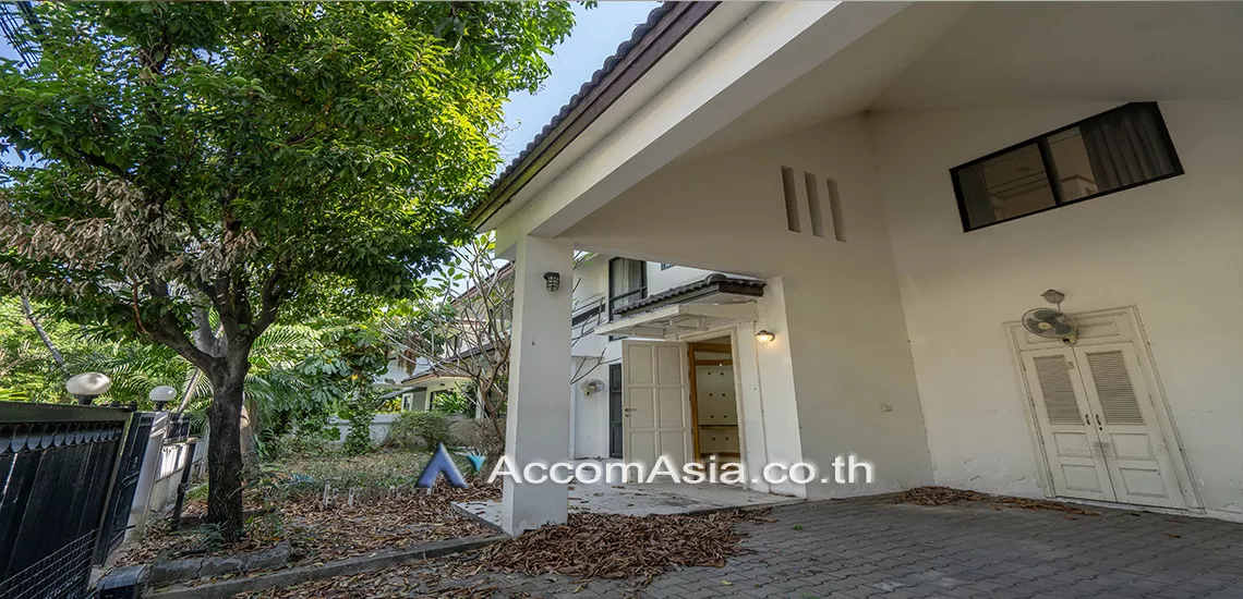  4 Bedrooms  House For Rent in Sukhumvit, Bangkok  near BTS Thong Lo (1820486)