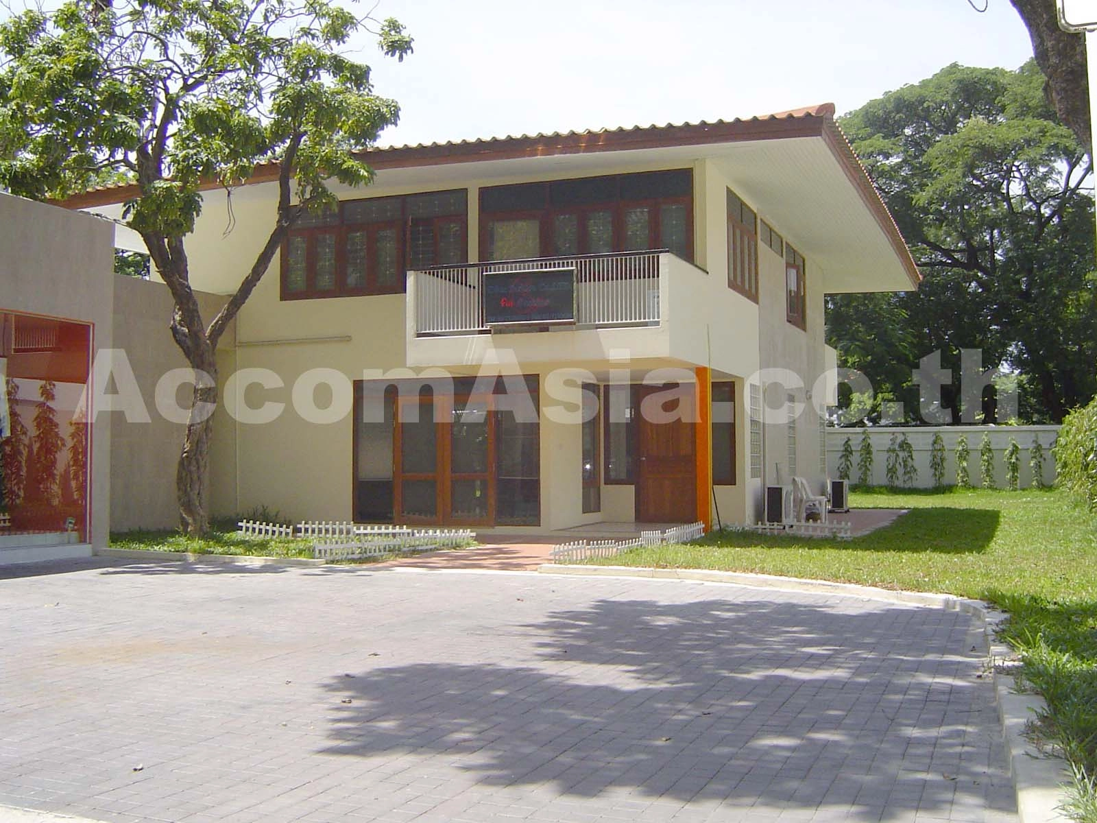 unit 3 Bedrooms  House For Rent & Sale in Sukhumvit, Bangkok  near BTS Ekkamai (90330)