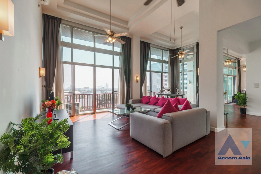 Penthouse, Pet friendly |  High-end Low Rise  Apartment  4 Bedroom for Rent BTS Surasak in Silom Bangkok