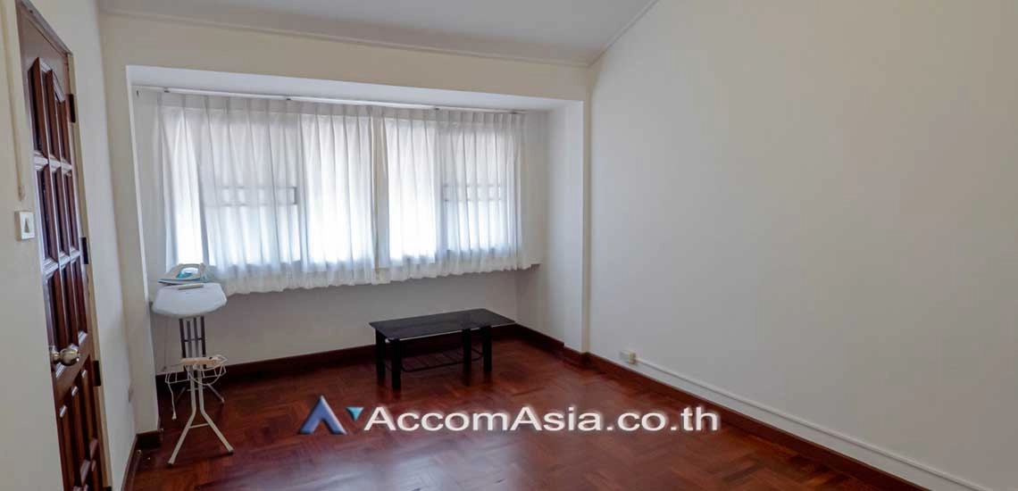 unit 5 Bedrooms  House For Rent & Sale in Sukhumvit, Bangkok  near BTS Ekkamai (2520691)