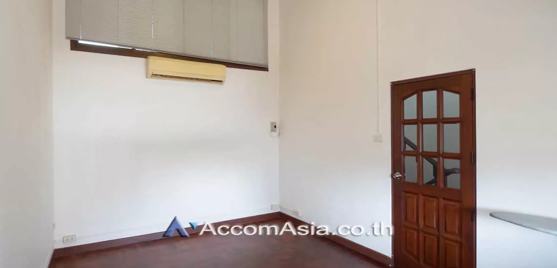 Home Office, Pet friendly |  5 Bedrooms  House For Rent in Sukhumvit, Bangkok  near BTS Ekkamai (2520691)