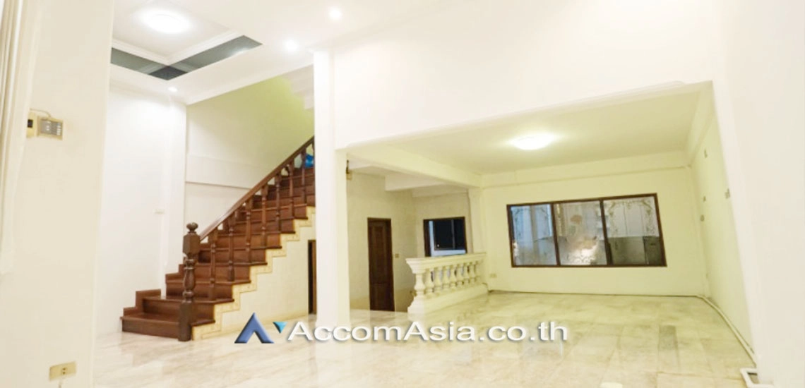 unit 5 Bedrooms  House For Rent & Sale in Sukhumvit, Bangkok  near BTS Ekkamai (2520691)