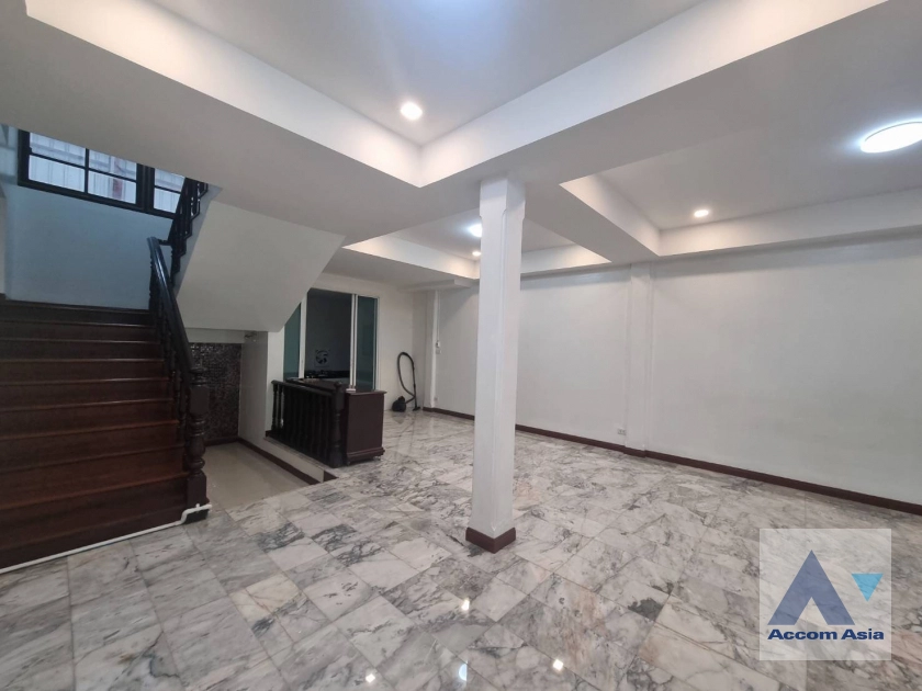 unitPet friendly |  4 Bedrooms  House For Rent & Sale in Sukhumvit, Bangkok  near BTS Ekkamai (2520692)