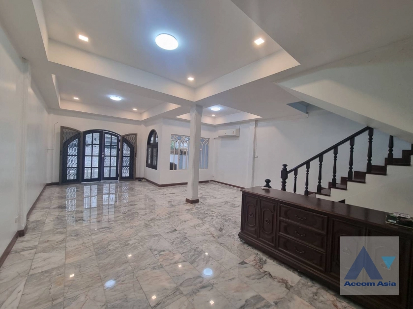 unitPet friendly |  4 Bedrooms  House For Rent & Sale in Sukhumvit, Bangkok  near BTS Ekkamai (2520692)