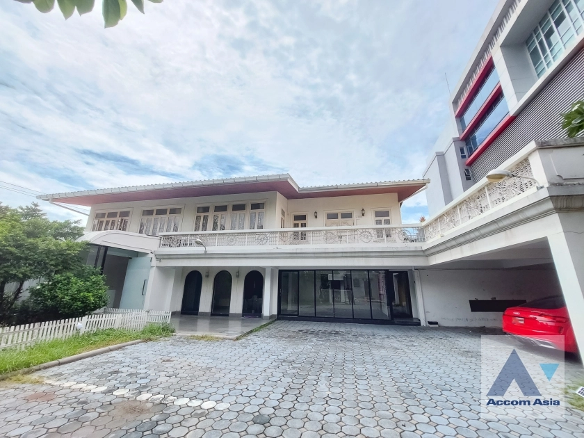  2  4 br House For Rent in Sukhumvit ,Bangkok BTS Ekkamai 90343