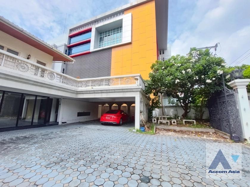 1  4 br House For Rent in Sukhumvit ,Bangkok BTS Ekkamai 90343