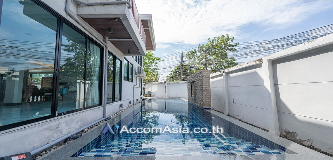 Private Swimming Pool |  4 Bedrooms  House For Rent & Sale in Sukhumvit, Bangkok  near BTS Phra khanong (1720910)