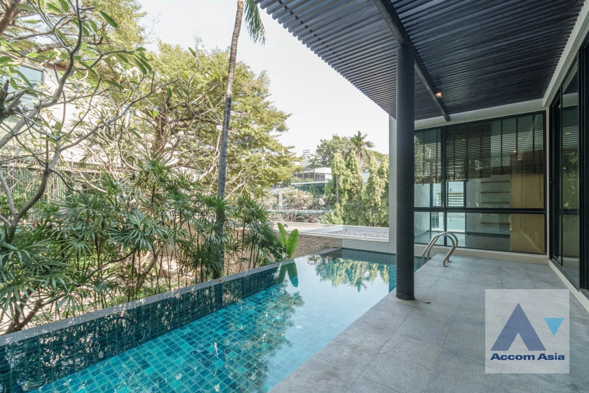 Private Swimming Pool |  Luxury House with private pool in Ekkamai House  3 Bedroom for Rent BTS Ekkamai in Sukhumvit Bangkok