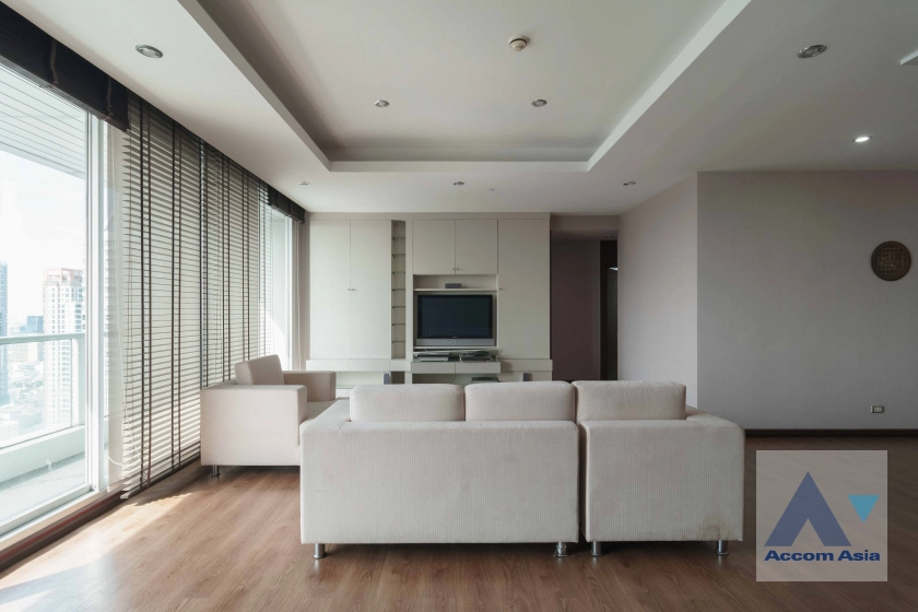 unitWarm wood-accented condo with full city view balcony (1521072)