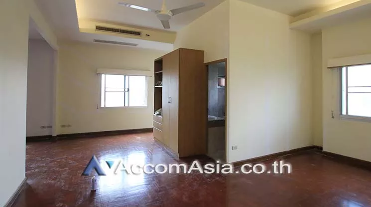 6  5 br Apartment For Rent in Sathorn ,Bangkok MRT Lumphini at Low rise Building 10191