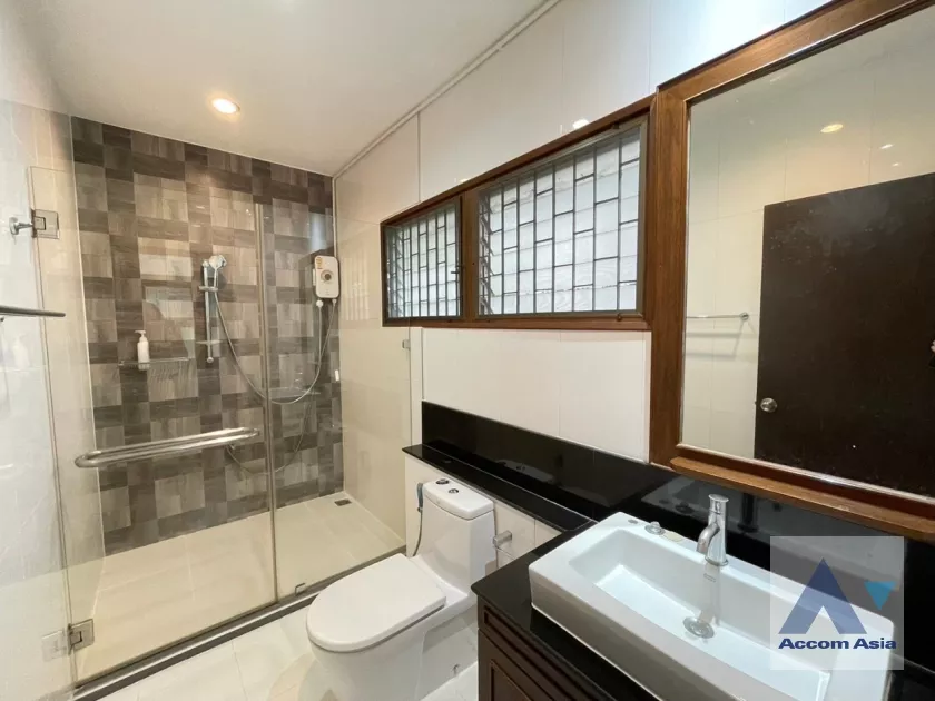 32  3 br House For Rent in Phaholyothin ,Bangkok BTS Saphan-Kwai 90347