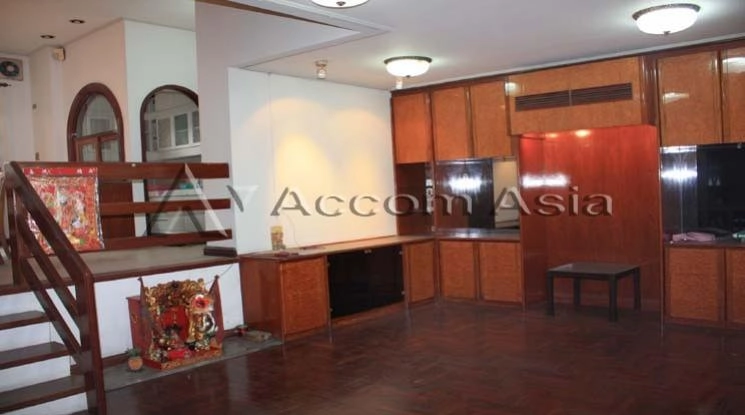 unitHome Office |  3 Bedrooms  House For Rent in Sathorn, Bangkok  near BTS Surasak (110181)