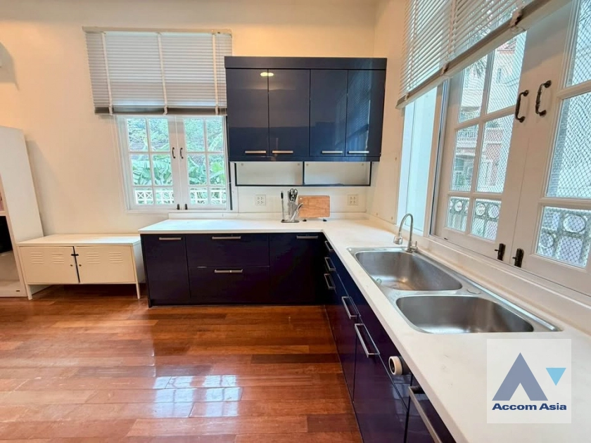 unit 5 Bedrooms  Townhouse For Rent in Sukhumvit, Bangkok  near BTS Ekkamai (13000114)