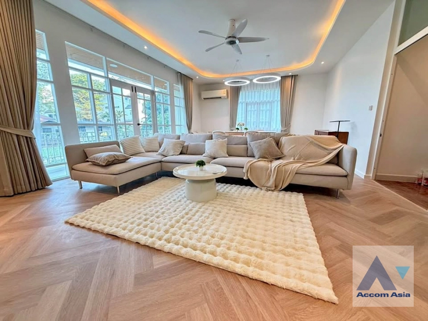 unit 5 Bedrooms  Townhouse For Rent in Sukhumvit, Bangkok  near BTS Ekkamai (13000114)