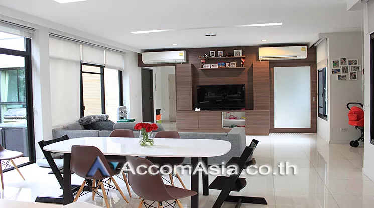  4 Bedrooms  House For Rent in Sukhumvit, Bangkok  near BTS Ekkamai (13000195)