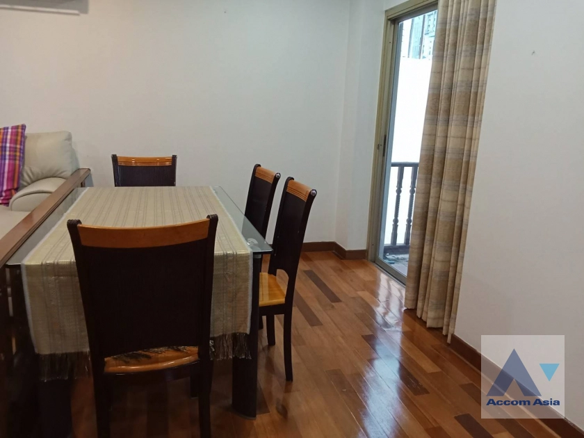 unit 2 Bedrooms  Apartment For Rent in Sathorn, Bangkok  near BTS Chong Nonsi - MRT Lumphini (13000303)