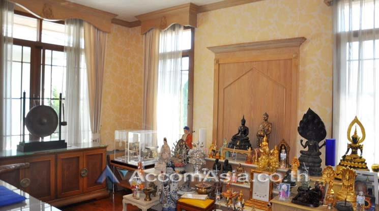 12  4 br House For Rent in Pattanakarn ,Bangkok  at Peaceful compound 13000411