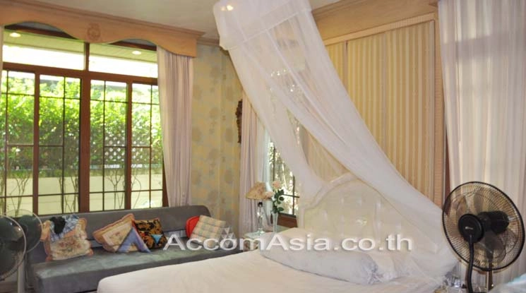 13  4 br House For Rent in Pattanakarn ,Bangkok  at Peaceful compound 13000411