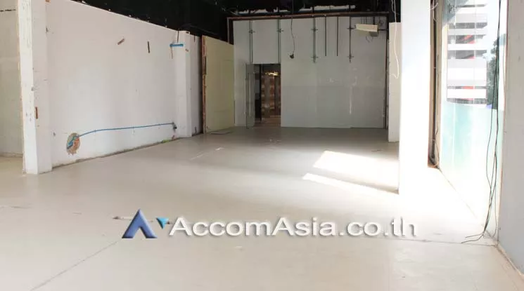 unit Retail / showroom For Rent in Sukhumvit, Bangkok  near BTS Ekkamai (13000480)