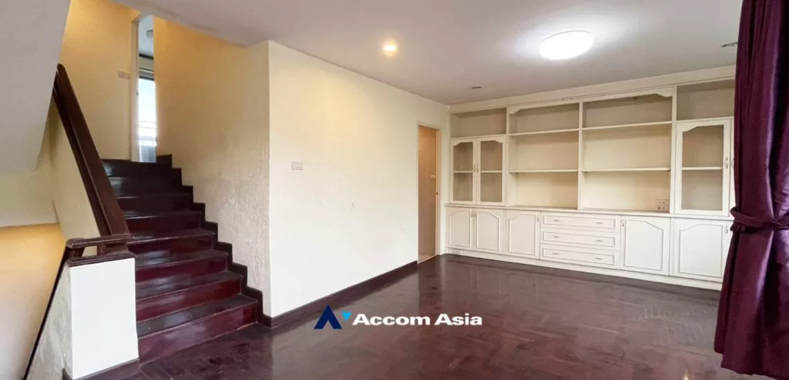  4 Bedrooms  Townhouse For Sale in Sukhumvit, Bangkok  near BTS Thong Lo (13000542)