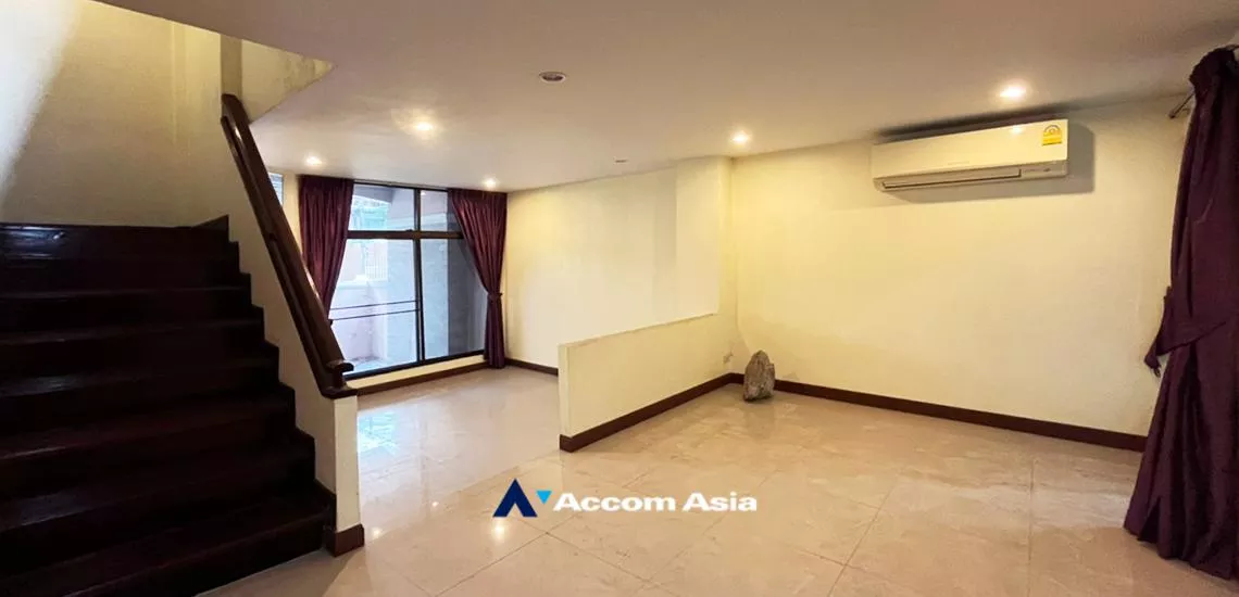  4 Bedrooms  Townhouse For Sale in Sukhumvit, Bangkok  near BTS Thong Lo (13000542)
